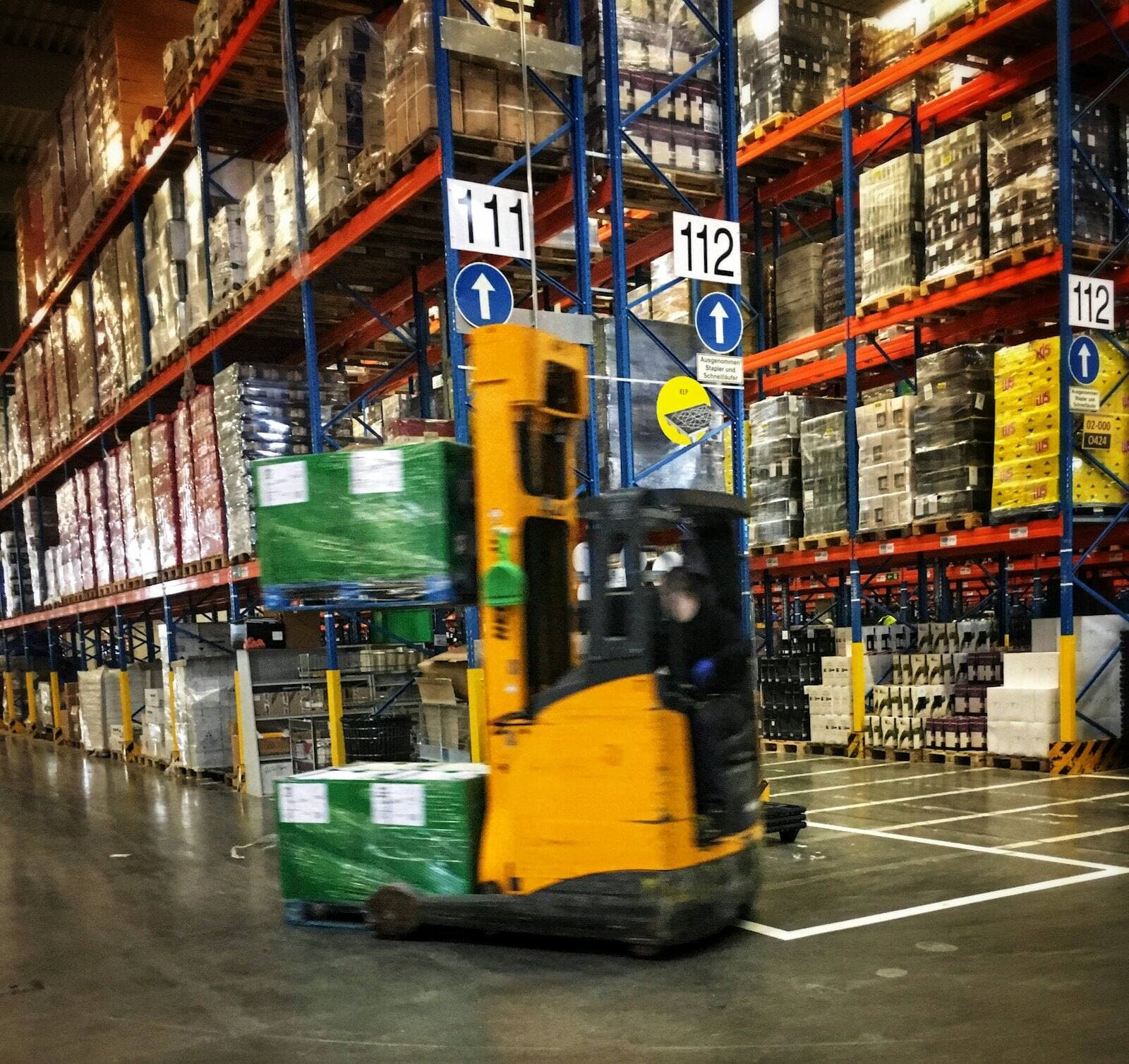 Depósito con estanterías y mercadería